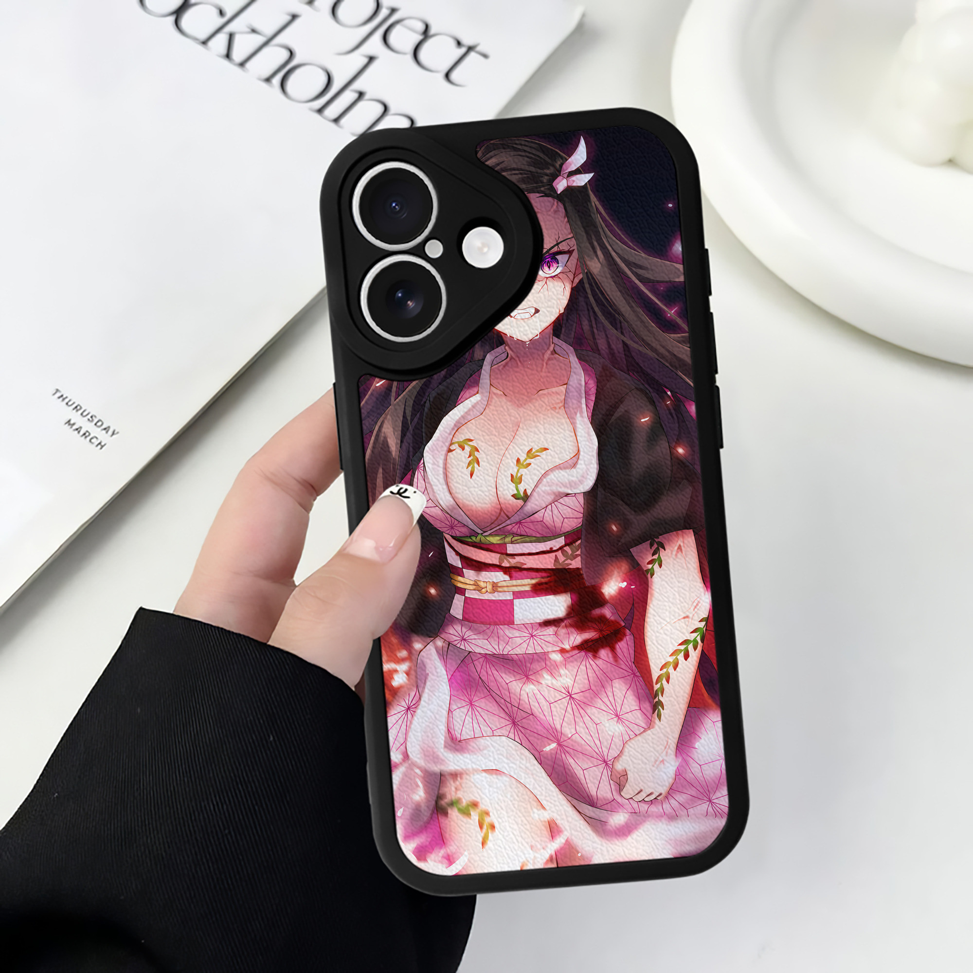 （画像用） 鬼滅の刃（きめつのやいば）竈門 禰󠄀豆子／かまど ねずこ Kamado Nezuko 【iPhone 16シリーズ対応】シリコンスマホケース（レザー調） 材質：シリコン